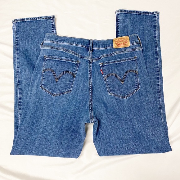 Levi’s Women’s Classic Straight Medium Wash Jeans - Picture 11 of 11